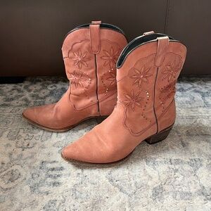 Women’s Western Cowboy Boots – Distressed Rose-Tan Leather with Floral Stitching